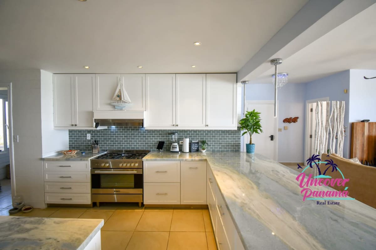 Luxurious and remodeled beachfront apartment in Farallon