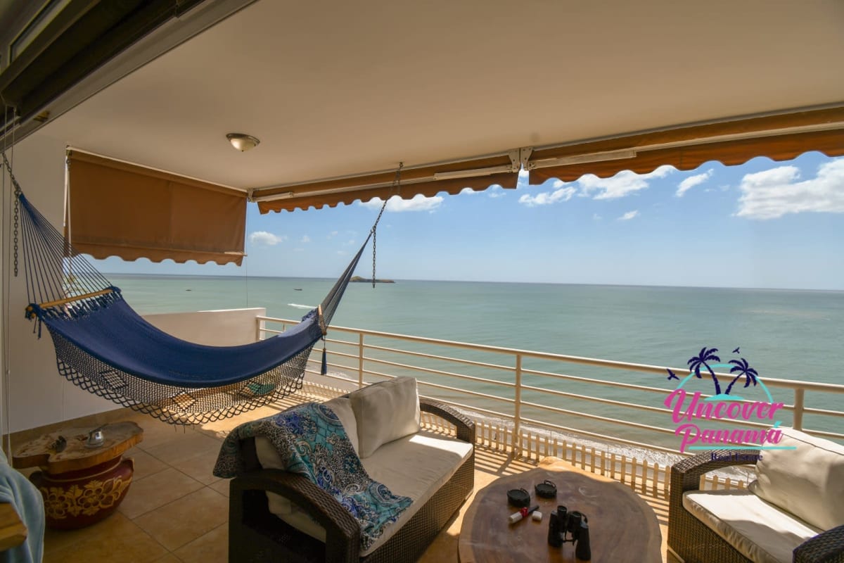 Four-bedroom apartment for sale ocean front in Farallón.