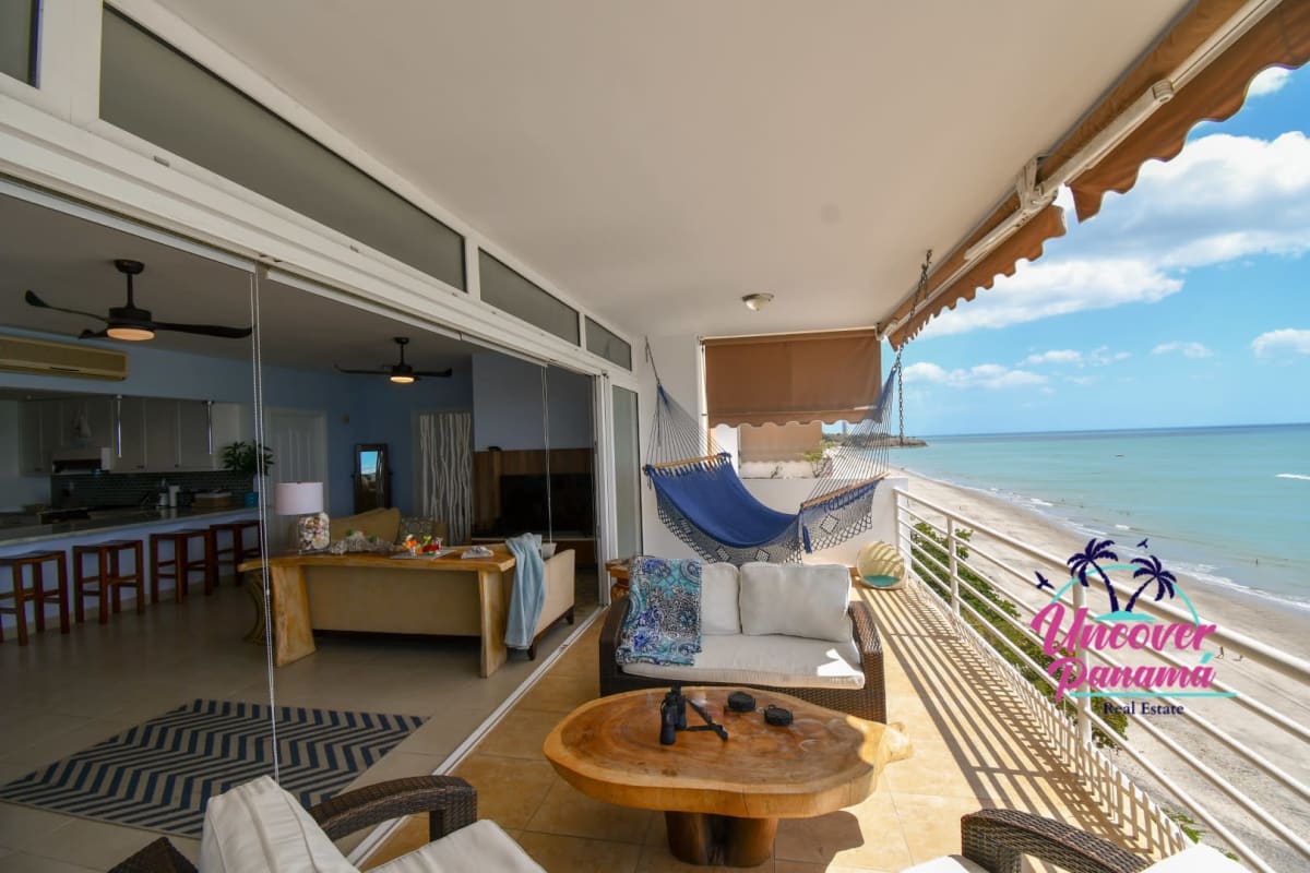 Luxurious and remodeled beachfront apartment in Farallon