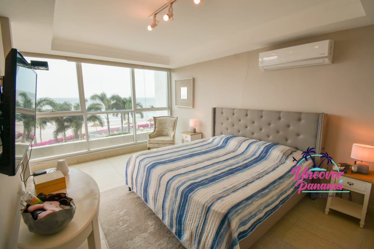 Beachfront apartment with stunning views in Lighthouse Beach Tower