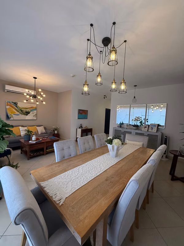 Embassy Club. 276mts 3r 3.5b den $4000.00neg