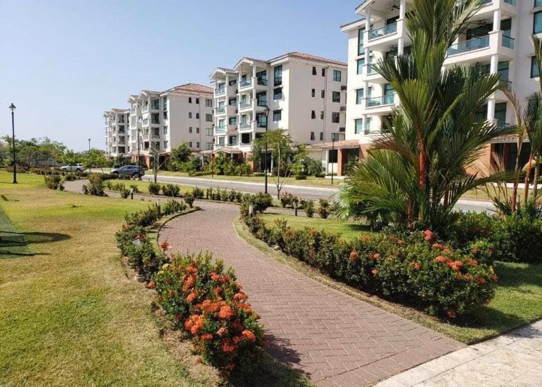 C473J SE ALQUILA AMPLIO APARTAMENTO AMOBLADO EN CONSTA SUR
