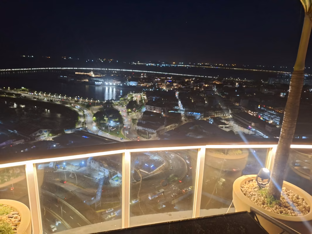 PENTHOUSE PH BAY VIEW 3 RECÁMARAS, 2 BAÑOS, BALCON, VISTA AL MAR FRENTE AL MERCADO DEL MARISCO $225K
