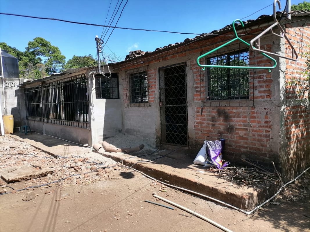 VENTA CASA CON TERRENO ATIQUIZAYA AHUACHAPAN 2 Recamaras por 90000.00