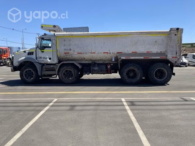 Camión tolva 8x4 Mack GU813