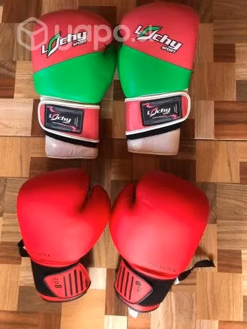 Guantes de boxeo y casco de taekwondo