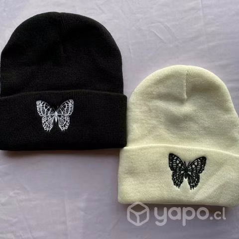 Gorro con bordado de mariposa