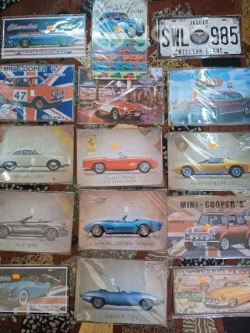 Patentes y cuadros de autos retro
