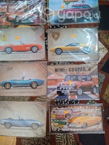 Patentes y cuadros de autos retro