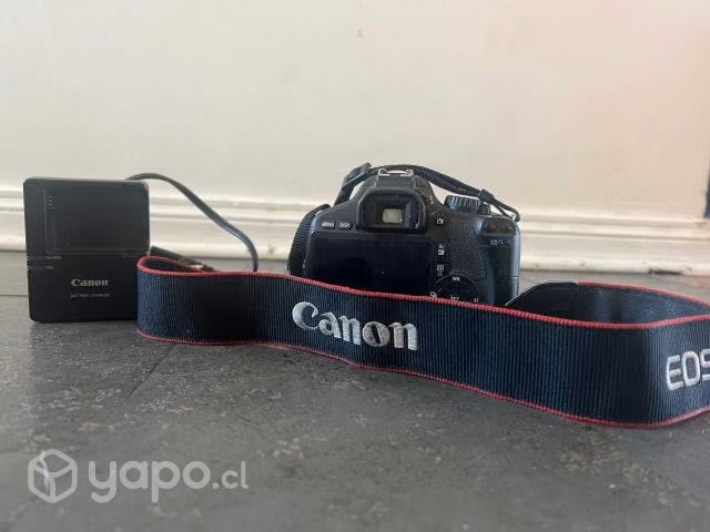 Canon Rebel T2i sin tapa, con cargador