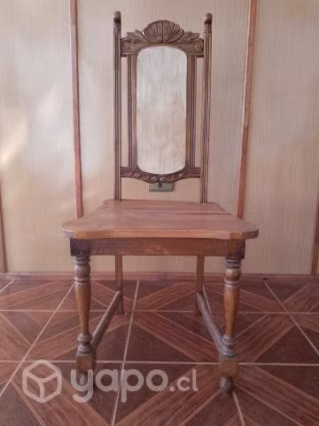 Silla de Madera Antigua