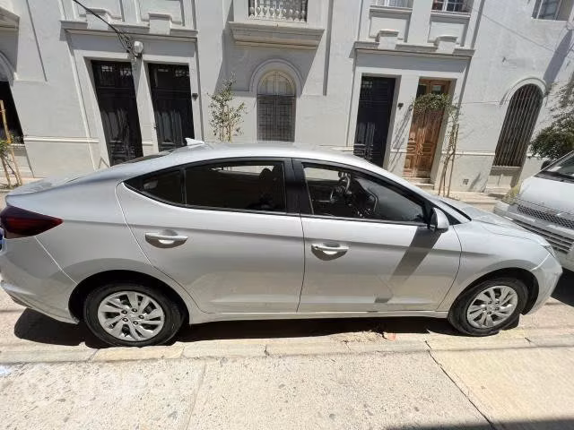 Vendo Hyundai Elantra  kms 11.600.000