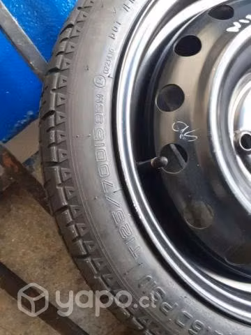 1 neumático con llanta compacto Nissan Tiida