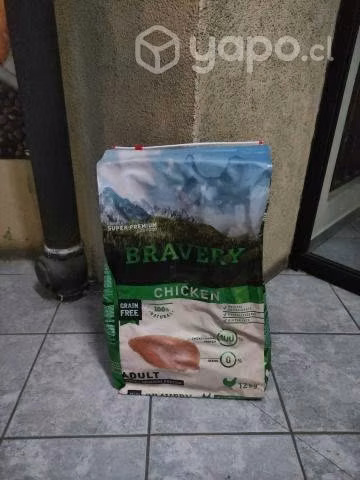 Oferta en Alimento Perro Bravery Adult Pollo 12kg