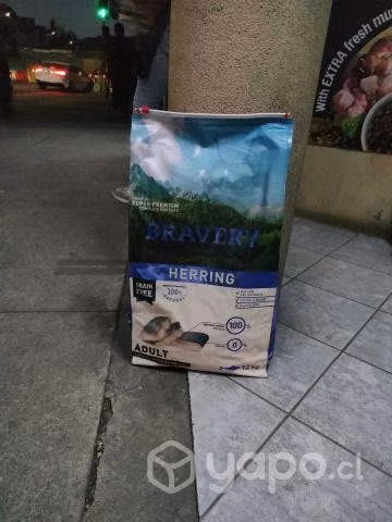 Oferta en Alimento Perro Bravery Adult Herring 12k