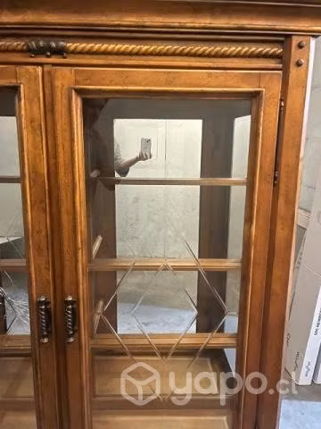 Espectacular Vitrina antigua de madera. Impecable