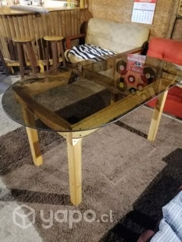 Mesa de vidrio con base de madera