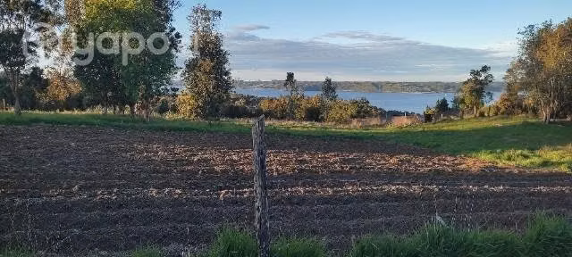 Se vende casa con terreno y vista al mar