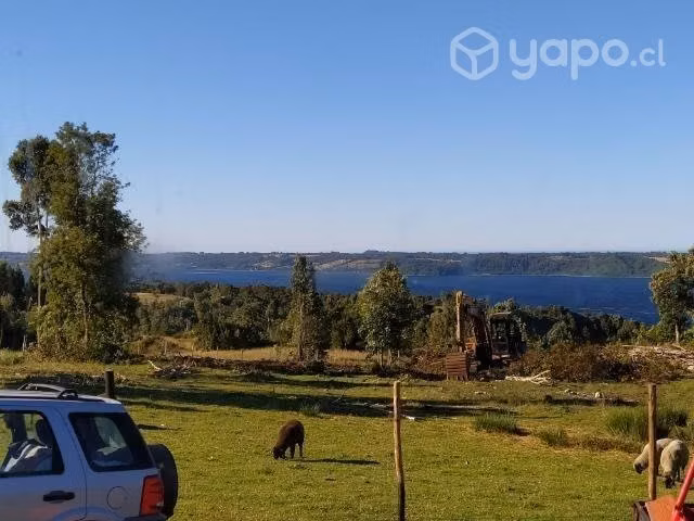 Se vende casa con terreno y vista al mar