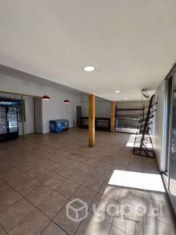 Se arrienda casa con local comercial