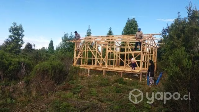 Parcela de 5.000 mt2, con pequeña casa