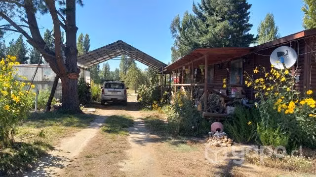 Parcela con casa y piscina