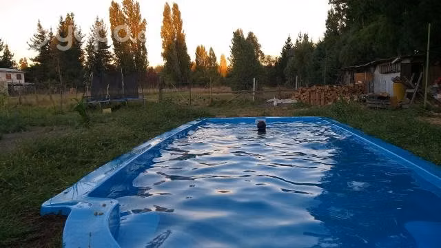 Parcela con casa y piscina