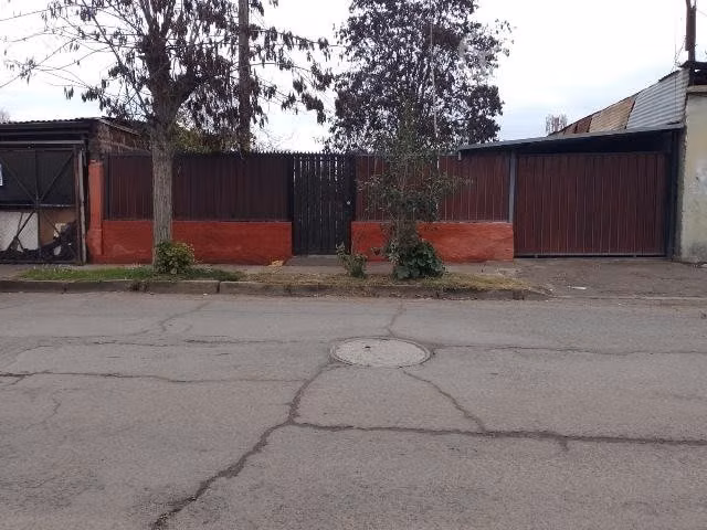 Amplia casa con gran terreno en el centro de Peñaflor