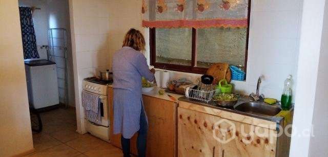 Hostal con camas, closet y mobiliario cocina - Imagen 13