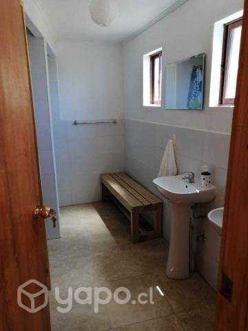 Hostal con camas, closet y mobiliario cocina - Imagen 10