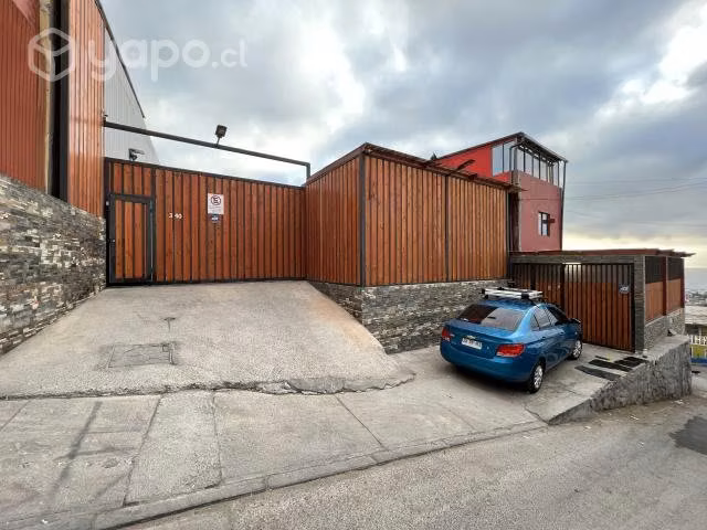 Casa de 3 pisos con 7 dormitorios y un mini depto