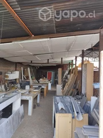 Casa solida con galpon y deptos interior