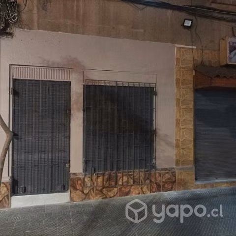 Pequeño local comercial frente a Universidades