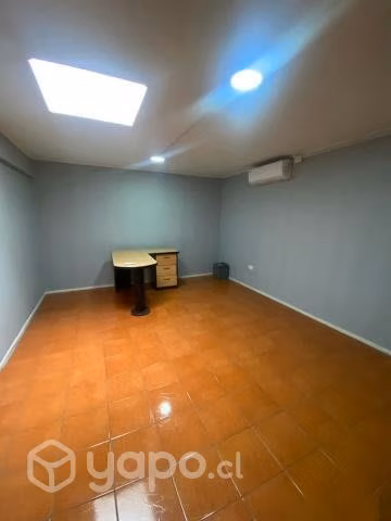 Se arrienda oficina céntrica recién remodelada