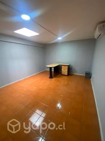 Se arrienda oficina céntrica recién remodelada