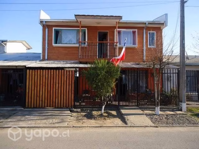 Amplia casa de dos pisos con balcón - Parral