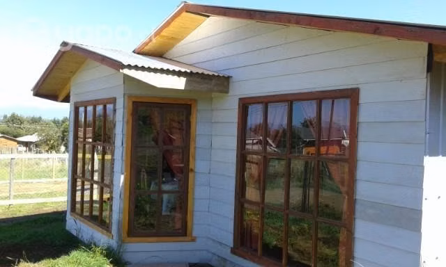 Se vende terreno de 25 x 25 con 4 cabañas en lican