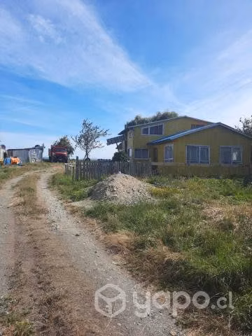 Se vende terreno con casa incluída