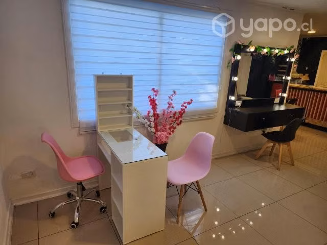 Se arrienda hermoso puesto para manicurista