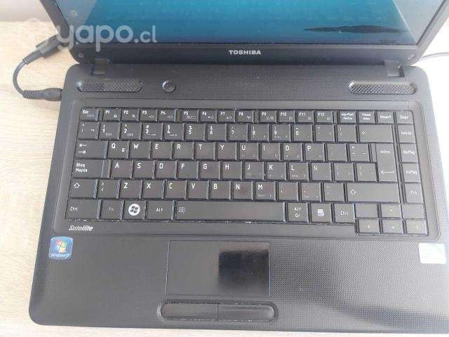Notebook Toshiba con detalle en pantalla - Imagen 5