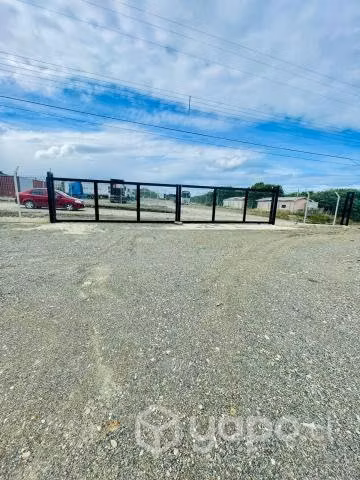 Nueva bodega con oficina con vista al estrecho