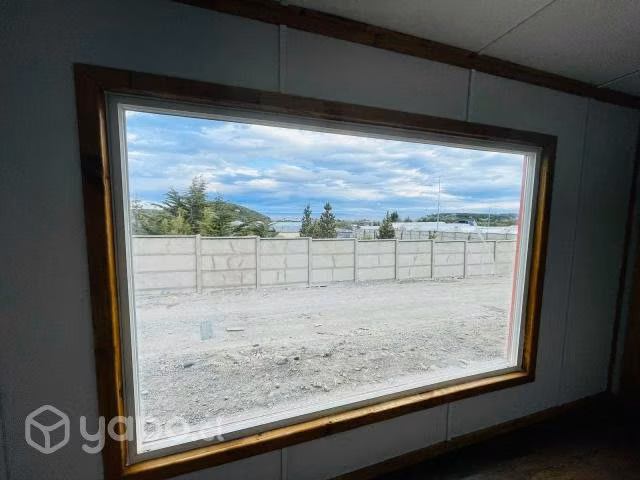 Nueva bodega con oficina con vista al estrecho