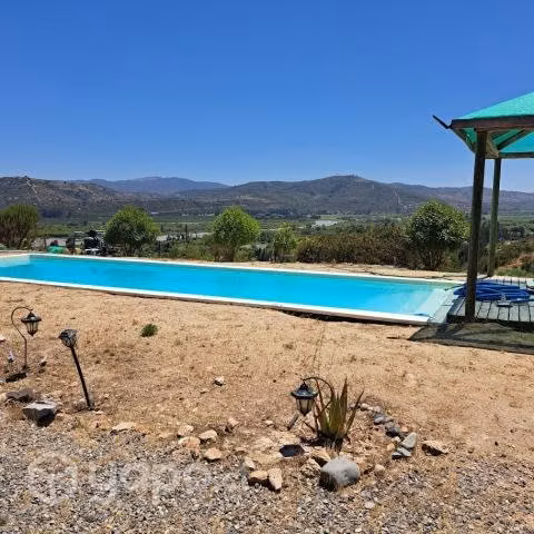 Se vende hermosa parcela con casa y piscina