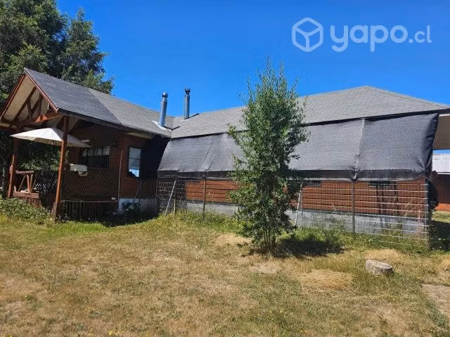 Parcela con casa, cabañas, quincho y piscina