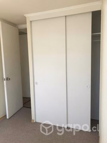 Un dormitorio las rejas