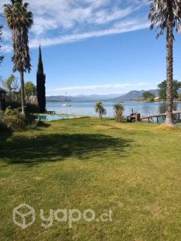 Cabaña lago Rapel con orilla de lago