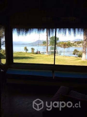 Cabaña lago Rapel con orilla de lago