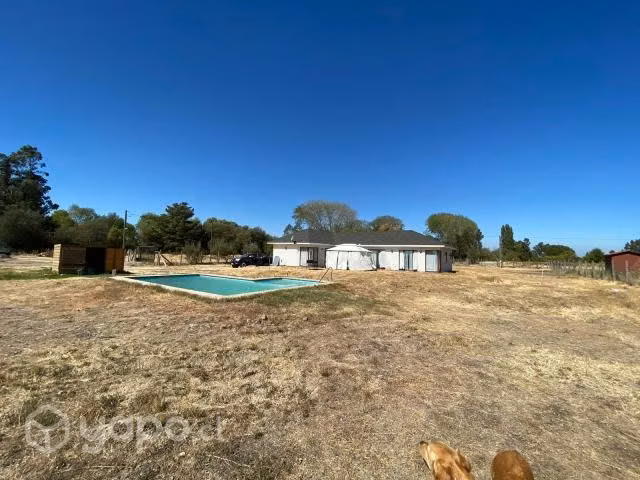 Parcela con casa y piscina en condimio vende dueño