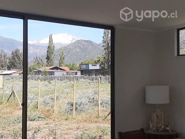 Moderna nueva casa mirando la cordillera