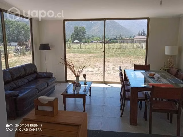 Moderna nueva casa mirando la cordillera